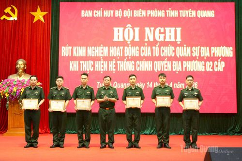 Lãnh đạo Ban Chỉ huy Bộ đội Biên phòng tỉnh tặng Giấy khen cho các tập thể, cá nhân có thành tích.