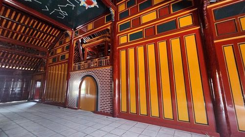 Hình ảnh Nhà hát cung đình Minh Khiêm Đường bên trong quần thể lăng vua Tự Đức đang được trùng tu. Hai cánh cửa lớn nằm ở khu vực sân khấu đã được đơn vị trùng tu dùng ván gỗ ghép đóng lại