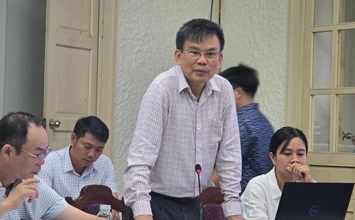 Ông Hồ Hữu Hành - đại diện đơn vị thi công trao đổi thông tin về công tác tu bổ di tích tại buổi gặp gỡ