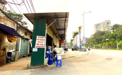 Dãy nhà siêu mỏng, siêu méo nằm trên tuyến đường Vành đai 2,5, đoạn Đầm Hồng - QL1A.