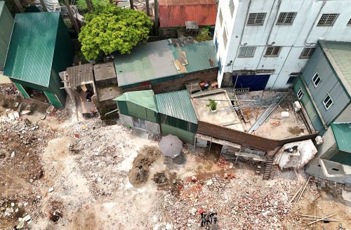 Những căn nhà siêu mỏng, siêu méo đang hình thành trên dự án tuyến đường nối khu đô thị Đồng Tàu ra đường Giải Phóng, nằm trên địa bàn phường Hoàng Mai, TP Hà Nội.