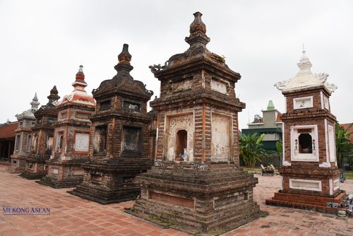Phía sau chùa là một vườn tháp gồm 10 ngôi, trong đó có 9 ngôi được xây dựng vào thời Nguyễn, một ngôi được xây dựng năm 2003. Ảnh: Phùng Nguyện.