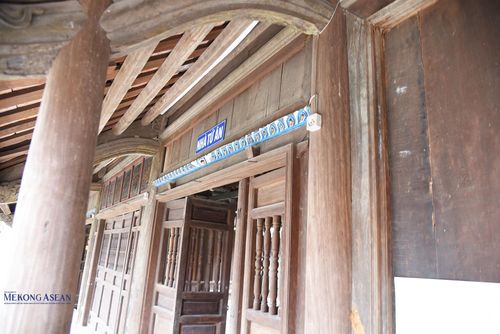Sau thượng điện là nhà tứ ân, có kích thước 16m x 7m, kết cấu theo kiểu kẻ chuyền, chồng chóp, các con chồng, đấu sen, các bức chạm lá lật chạm trổ tinh vi. Ảnh: Phùng Nguyện.