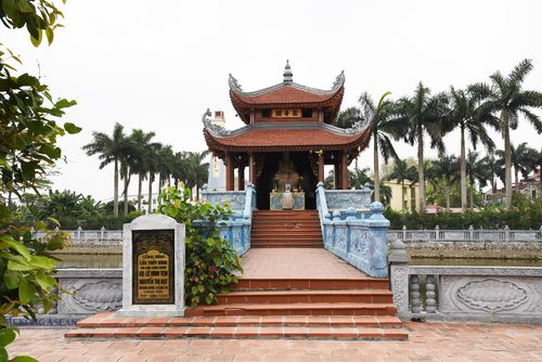 Phía bắc chùa có sân rộng khoảng 1.000m2, có một số công trình quay ra sân là nhà tháp, nhà tăng, am trong, am ngoài cùng nhiều công trình phụ khác. Ảnh: Phùng Nguyện.