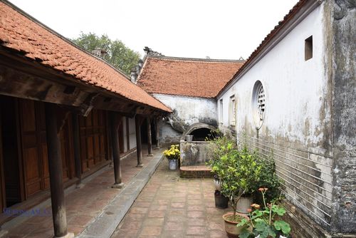 Nối liền gian tiền đường với 3 gian thượng điện là hai máng xối. Ảnh: Phùng Nguyện.