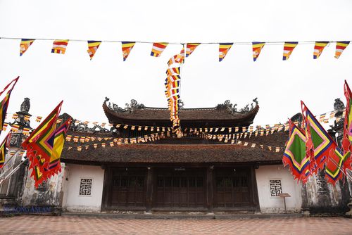 Tiền đường chùa gồm 7 gian, có kích thước 16m x 8m, kết cấu các vì kèo theo kiểu chồng rường đấu sen. Các chi tiết như cột cái, cột quân, bẩy hiên, xà nách, các con thuận, câu đầu, trụ, con vành, đấu gòi được chế tác rất công phu. Ảnh: Phùng Nguyện.