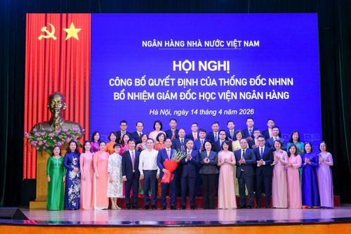 Thống đốc Phạm Đức Ấn và các đại biểu chụp ảnh kỷ niệm cùng ban lãnh đạo, cán bộ chủ chốt Học viện Ngân hàng