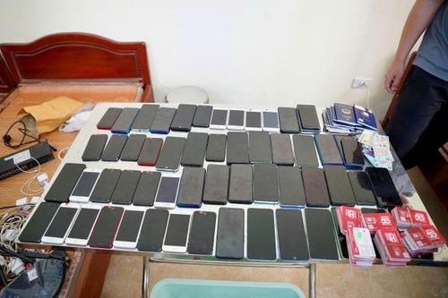 Các đối tượng sử dụng nhiều điện thoại cùng sim rác để thực hiện hành vi phạm tội.