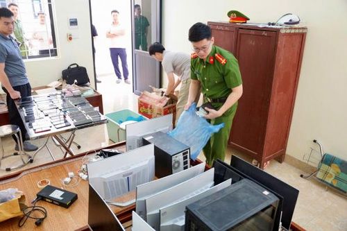 Lực lượng chức năng kiểm tra tang vật.