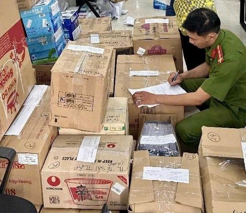 Chuyên án huy động gần 100 trinh sát viên, điều tra viên dày dặn kinh nghiệm, chia thành nhiều tổ công tác, tiến hành khám xét khẩn cấp, lập biên bản ghi nhận hiện trường tại nhiều địa điểm.