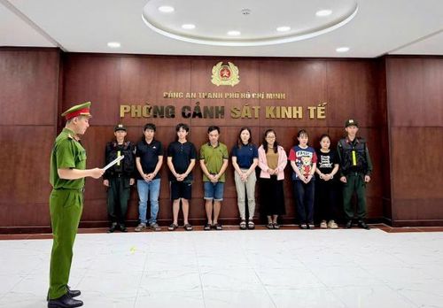Cơ quan điều tra tống đạt các thủ tục tố tụng đối với các bị can.