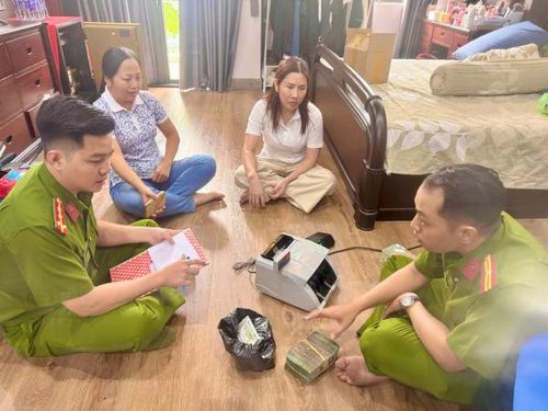 Cơ quan điều tra thu giữ tiền mặt hơn 50.000 USD, gần 2 tỷ VNĐ, hàng chục cuốn sổ đỏ...