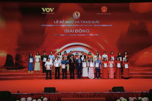 Ban Tổ chức trao giải Đồng cho tác giả, nhóm tác giả