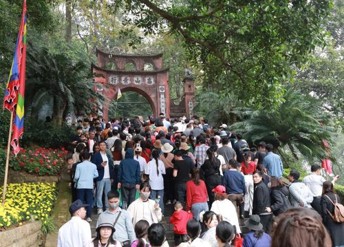 Người dân đi lễ bái tại Khu di tích Đền Hùng.