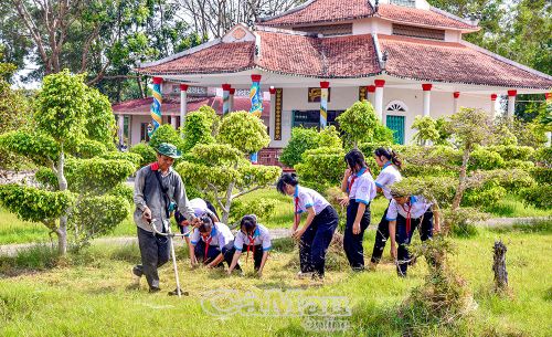 Học sinh Trường THCS Phong Thạnh Tây (xã Phong Thạnh) tham gia vệ sinh môi trường, góp phần giữ gìn cảnh quan khu di tích.