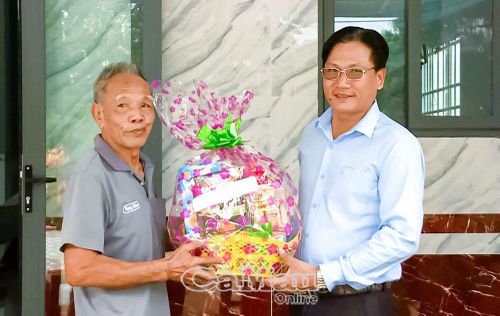 Ông Nguyễn Ðồng Khởi, Phó Chủ tịch UBND Xã Hồng Dân, tặng quà tri ân gia đình ông Dương Văn Dũng.