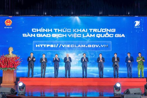 Các đại biểu thực hiện nghi thức bấm nút khai trương Sàn Giao dịch việc làm quốc gia. Ảnh: T. HÀ