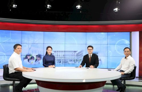 Các khách mời tham gia Chương trình thời sự trực tiếp với chủ đề: “Tuyển sinh lớp 10 tại Hà Nội: Giảm áp lực, mở rộng lựa chọn”. Ảnh: Thanh Hải