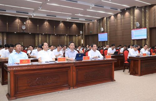 Các đồng chí lãnh đạo thành phố Hà Nội dự hội nghị tại điểm cầu Thành ủy Hà Nội. Ảnh: Quang Thái