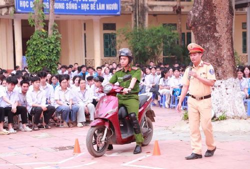 Đội Cảnh sát giao thông đường bộ số 11 tuyên truyền Luật Giao thông đường bộ và các quy định liên quan cho học sinh Trường THPT Hai Bà Trưng, xã Hạ Bằng - địa phương có tuyến đường chạy qua. Ảnh: PV