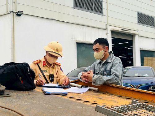 Tổ tuần tra, kiểm soát, Đội Cảnh sát giao thông đường bộ số 11 xử lý trường hợp đi xe máy ngược chiều tại đường gom Đại lộ Thăng Long. Ảnh: TH