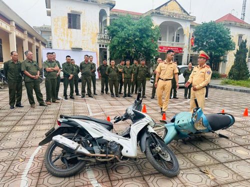Đội Cảnh sát giao thông đường bộ số 11 tập huấn kỹ năng điều khiển, phân luồng giao thông… cho lực lượng bảo vệ, trật tự an ninh ở cơ sở xã Kiều Phú - địa phương có tuyến đường chạy qua.