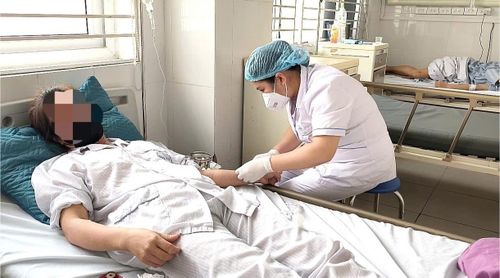Bác sĩ Bệnh viện Bệnh Nhiệt đới Trung ương điều trị cho bệnh nhân. Ảnh: BVCC