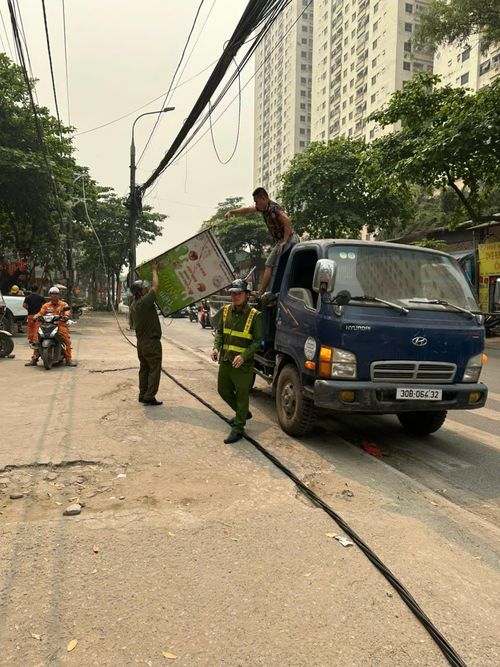 Đội trật tự xây dựng phối hợp với điện lực thanh thải, bó gọn đường dây điện gây mất mỹ quan đô thị. Ảnh: Kim Xuyến.