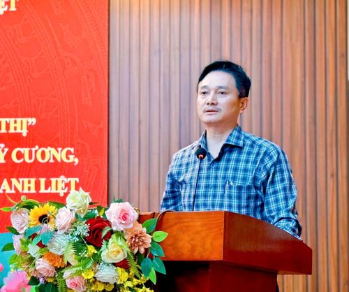 Phó chủ tịch UBND phường Thanh Liệt Trình Xuân Thắng phát biểu trong buổi lễ ra quân lập lại trật tự đô thị. Ảnh: Kim Xuyến