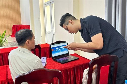 Cán bộ phường Tương Mai được hướng dẫn sử dụng HanoiWork.