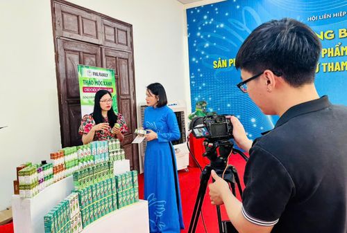 Công ty cổ phần tinh dầu và hương liệu FAMILY đã đẩy mạnh việc tận dụng các nền tảng số để quảng bá sản phẩm. Ảnh: Bảo Lâm