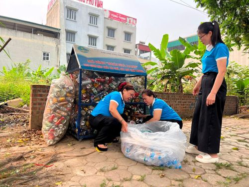 Chi hội Phụ nữ thôn 1 phân loại rác thải tái chế từ mô hình "ngôi nhà xanh" để bán gây quỹ tình thương. Ảnh: TH