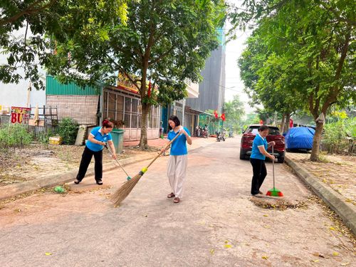 Phụ nữ Hòa Lạc duy trì phong trào vệ sinh môi trường vào thứ 7, chủ nhật hằng tuần nhằm xây dựng Hòa Lạc ngày càng xanh, sạch, đẹp. Ảnh: TH