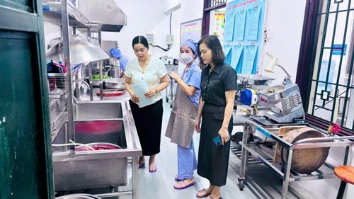 Khu vực sơ chế, chế biến thức ăn được các nhà trường chú trọng bảo đảm vệ sinh an toàn thực phẩm. Ảnh: PA