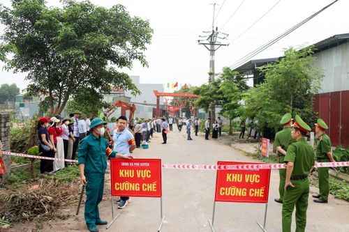 Các lực lượng chức năng xã Phú Xuyên thiết lập và bảo vệ hiện trường, đảm bảo an ninh trật tự trước khi tiến hành cưỡng chế theo quy định. Ảnh: PV