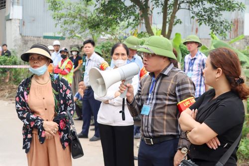 Lãnh đạo xã Phú Xuyên trực tiếp tuyên truyền, vận động hộ dân tại hiện trường. Ảnh: PV