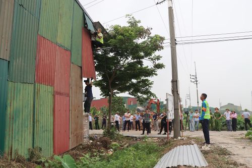 Quá trình cưỡng chế được thực hiện nghiêm túc, khẩn trương, đảm bảo an toàn về người và phương tiện tham gia. Ảnh: PV