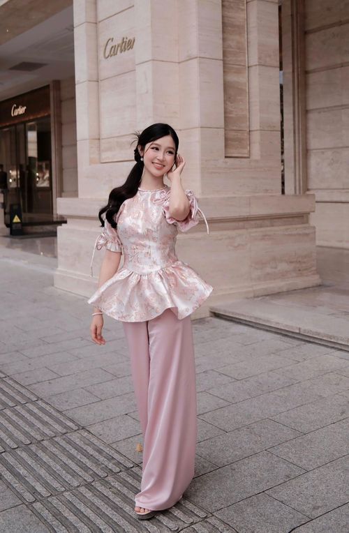 Hoạt động nghệ thuật từ sớm giúp Bảo Ngọc dạn dĩ trước ống kính tại các sự kiện. Cô từng gặp gỡ nhiều nhân vật nổi tiếng, trong đó có hoa hậu Lương Thùy Linh, Tiểu Vy. 