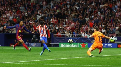  Lookman của Atletico Madrid trừng phạt hàng thủ dâng cao của Barcelona. 