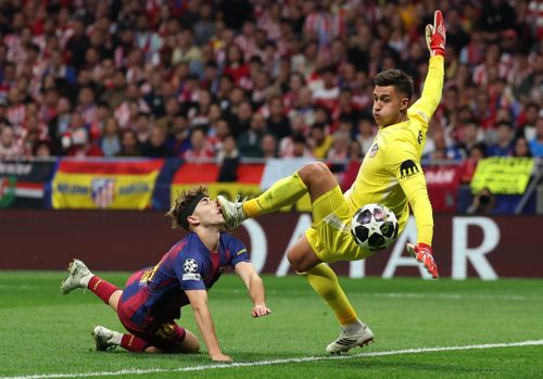  Đinh giày của Musso vô tình quệt vào mặt tiền vệ trẻ bên phía Barca, khiến anh gục xuống sân trong tình trạng chảy máu nhiều. Hình ảnh Lopez ôm mặt, máu thấm đỏ áo đấu khiến các đồng đội không khỏi bàng hoàng. Một số cầu thủ quay mặt đi, không dám chứng kiến trực tiếp. 
