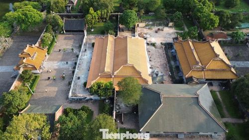 Minh Khiêm Đường là nhà hát duy nhất được xây dựng trong hệ thống lăng tẩm triều Nguyễn. Trong ảnh, ngôi nhà lợp ngói xanh là nhà hát Minh Khiêm Đường, thuộc khuôn viên lăng Tự Đức. Ảnh: Ngọc Văn.