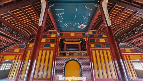 Quá trình trùng tu, hai ô cửa lớn nằm cạnh ô cửa hình vòm ở giữa chái phía đông đã bị bít kín bằng gỗ, gây tranh luận. Ảnh: Ngọc Văn.