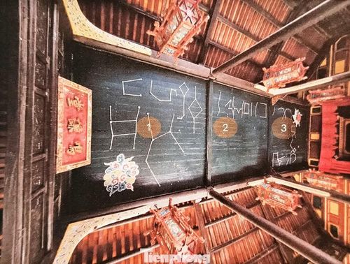 Hiện trạng trang trí trần nhà hát thời điểm hạ giải năm 2024. Ảnh tư liệu.