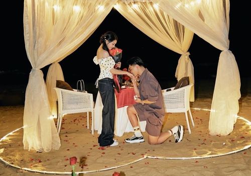 Văn Thanh cầu hôn bạn gái trước khi bước sang tuổi 30. Ảnh: Vũ Văn Thanh/Facebook.