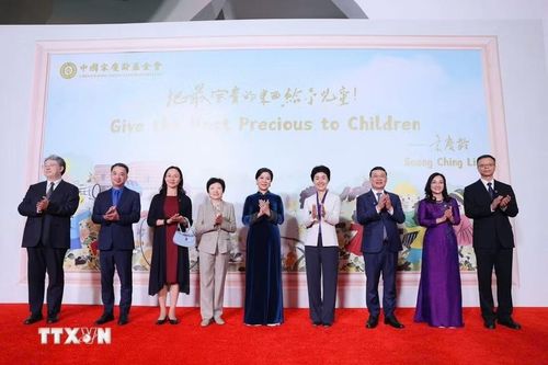  Tại trung tâm, Phu nhân Ngô Phương Ly đã được nghe giới thiệu về Quỹ Tống Khánh Linh và hoạt động của Trung tâm giao lưu khoa học văn hóa thanh thiếu niên Tống Khánh Linh. Ảnh: TTXVN. 