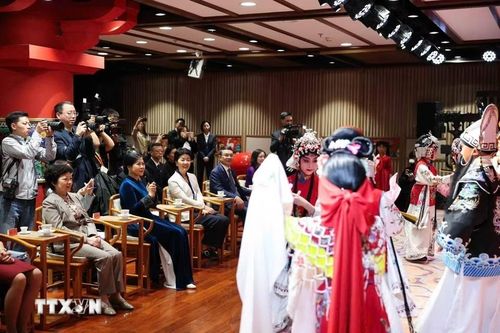  Các học viên của Trung tâm biểu diễn tiết mục Mộc Quế Anh quải soái chào mừng Phu nhân Ngô Phương Ly. Đội hình thiếu nhi Việt Nam tham gia Hành trình Đỏ tại Bắc Kinh cũng góp mặt trong một tiết mục. Ảnh: TTXVN. 