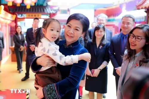  Phu nhân Ngô Phương Ly với trẻ em tại Trung tâm giao lưu khoa học văn hóa thanh thiếu niên Tống Khánh Linh. Ảnh: TTXVN. 