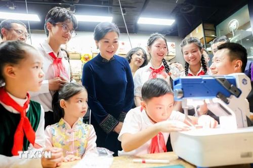  Phu nhân Ngô Phương Ly tham quan Không gian Montessori, Không gian Tinh hoa và các lớp dạy về Kinh kịch, làm giấy, gốm sứ, thủ công mỹ nghệ. Ảnh: TTXVN. 