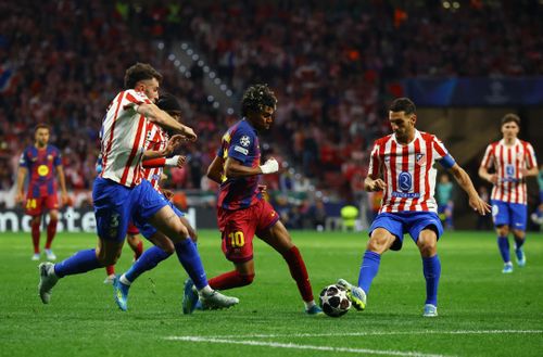 Yamal tả xung hữu đột trong vòng vây hàng thủ Barcelona.