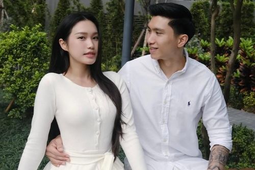  Đoàn Văn Hậu (sinh năm 1999), em út của lứa U23 Thường Châu, cùng bà xã Đoàn Hải My đã kết hôn được 3 năm và có một bé trai. Trên mạng xã hội, cặp vợ chồng thường xuyên khoe ảnh gia đình tình cảm. Tuy nhiên, sau một tin đồn tiêu cực lan truyền trên mạng, hiện cả hai đã khóa phần bình luận trang cá nhân. Hải My vẫn có mặt trên khán đài cổ vũ Văn Hậu trong trận đấu giữa CLB Công an Hà Nội và PVF-CAND tối 12/4. Ảnh: Doan Hai My/Facebook. 